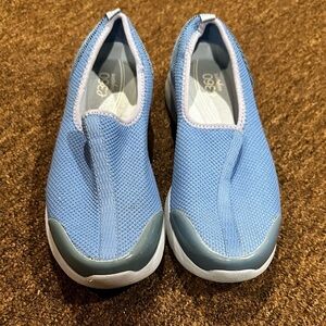 EUC e360 by Easy Spirit Women's Makemoves Slip-On Sneakers Sz 8 blue shoes